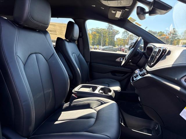 2027 Chrysler Pacifica Select AWD
