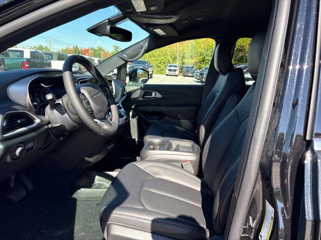 2027 Chrysler Pacifica Select AWD