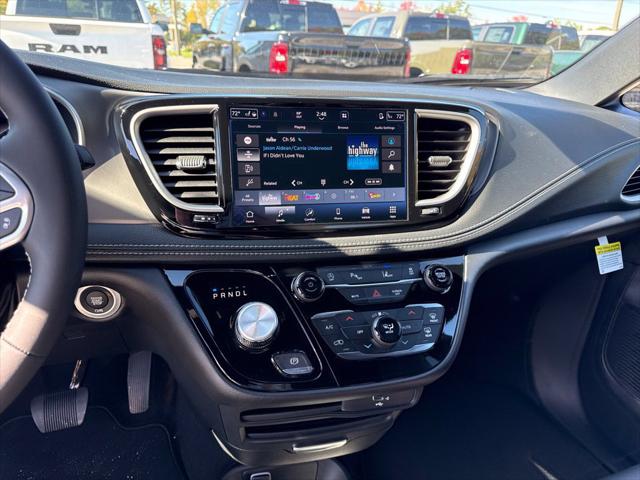 2027 Chrysler Pacifica Select AWD