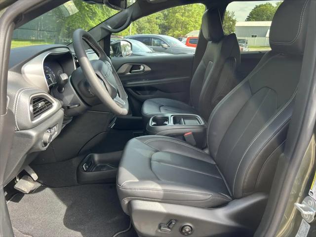 2027 Chrysler Pacifica Select AWD