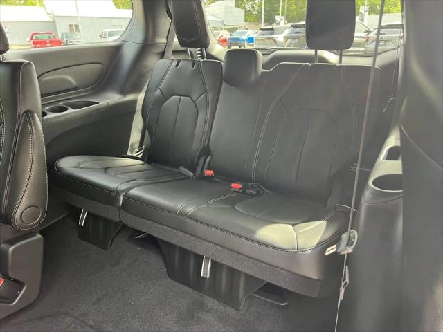 2027 Chrysler Pacifica Select AWD