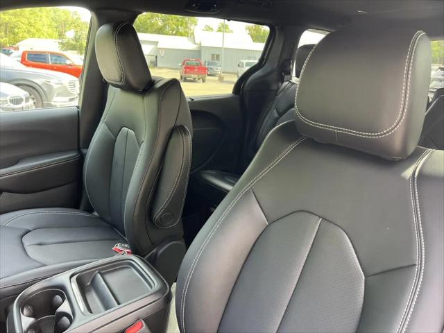 2027 Chrysler Pacifica Select AWD