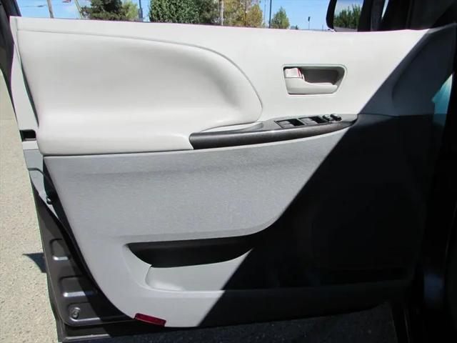 2012 Toyota Sienna LE V6 8 Passenger
