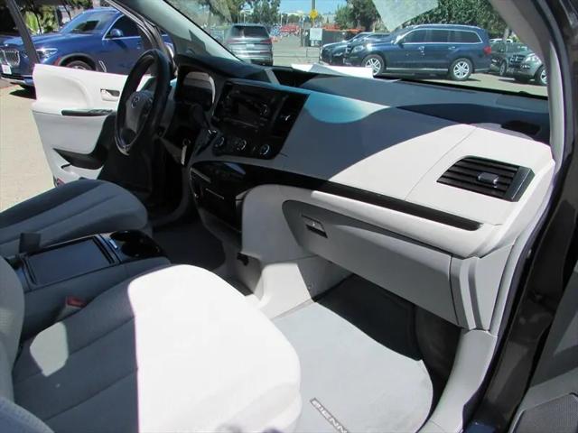 2012 Toyota Sienna LE V6 8 Passenger
