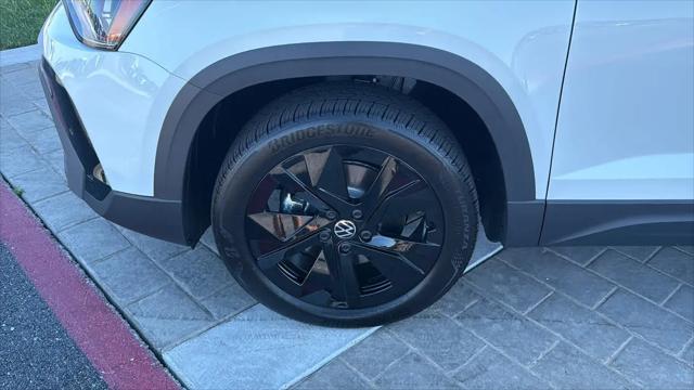 2027 Volkswagen Taos SE Black