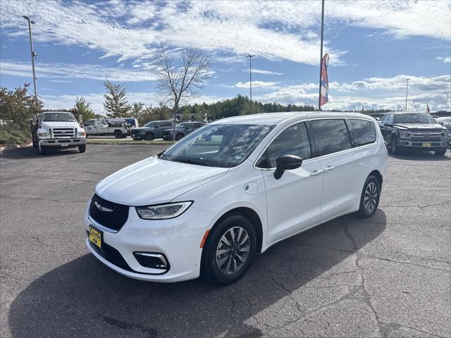 2024 Chrysler Pacifica Hybrid Select for sale in Duluth, MN