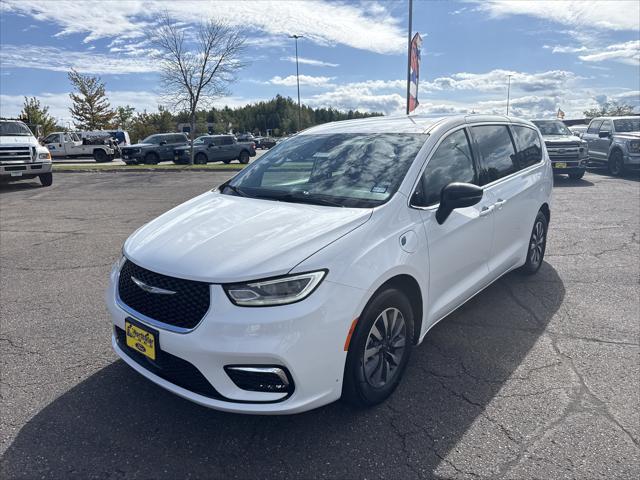 2024 Chrysler Pacifica Hybrid Select