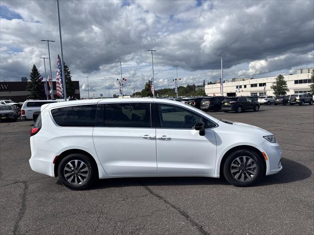 2024 Chrysler Pacifica Hybrid Select