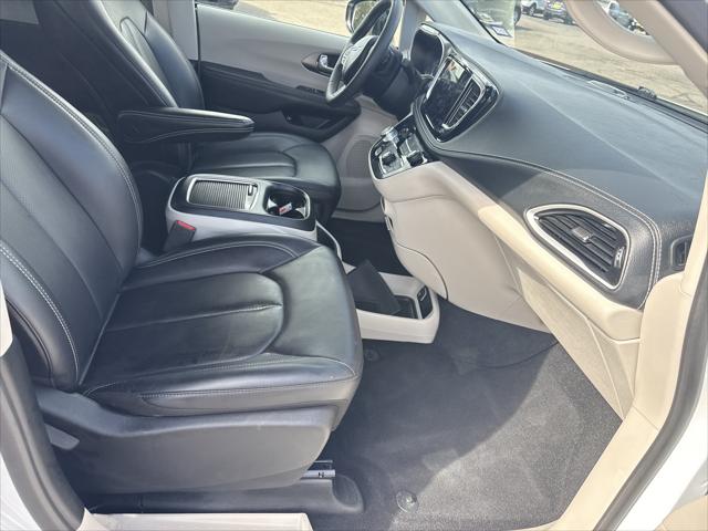 2024 Chrysler Pacifica Hybrid Select