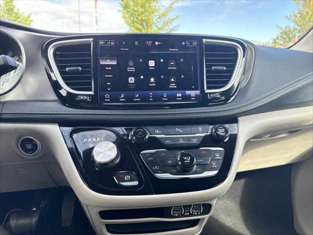 2024 Chrysler Pacifica Hybrid Select