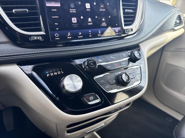 2024 Chrysler Pacifica Hybrid Select