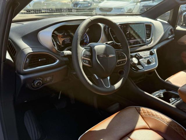 2025 Chrysler Pacifica Hybrid Pinnacle