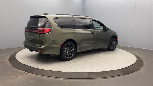 2027 Chrysler Pacifica Limited AWD