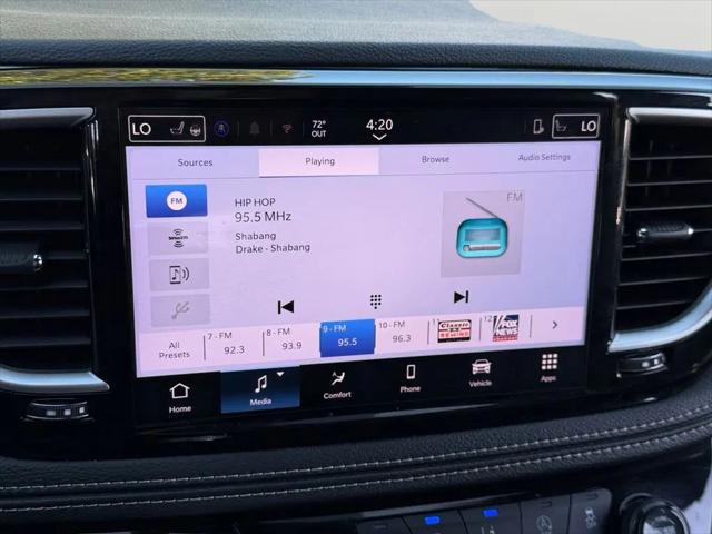 2025 Chrysler Pacifica Select