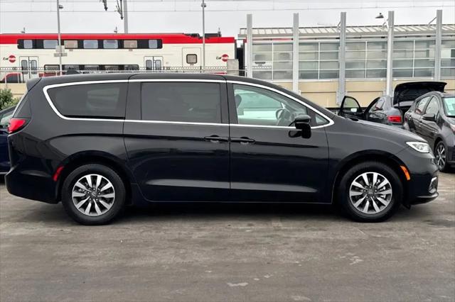 2024 Chrysler Pacifica Hybrid Select