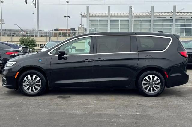 2024 Chrysler Pacifica Hybrid Select