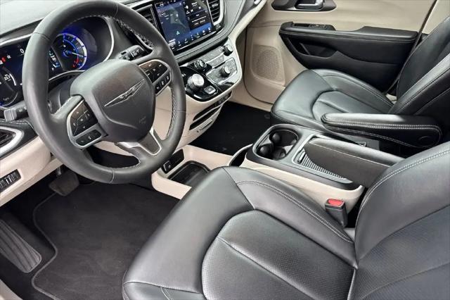 2024 Chrysler Pacifica Hybrid Select