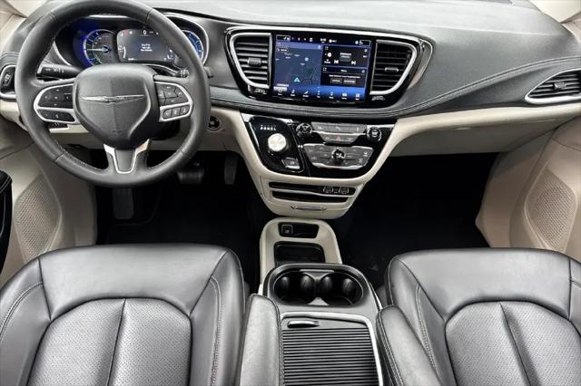 2024 Chrysler Pacifica Hybrid Select