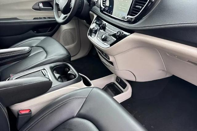 2024 Chrysler Pacifica Hybrid Select