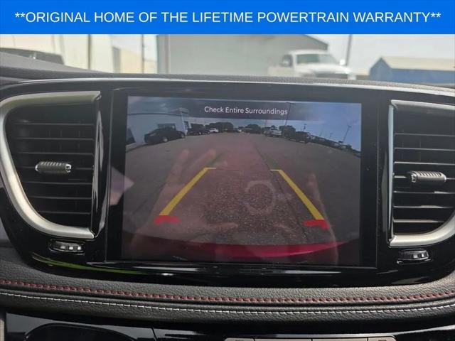 2027 Chrysler Pacifica Select