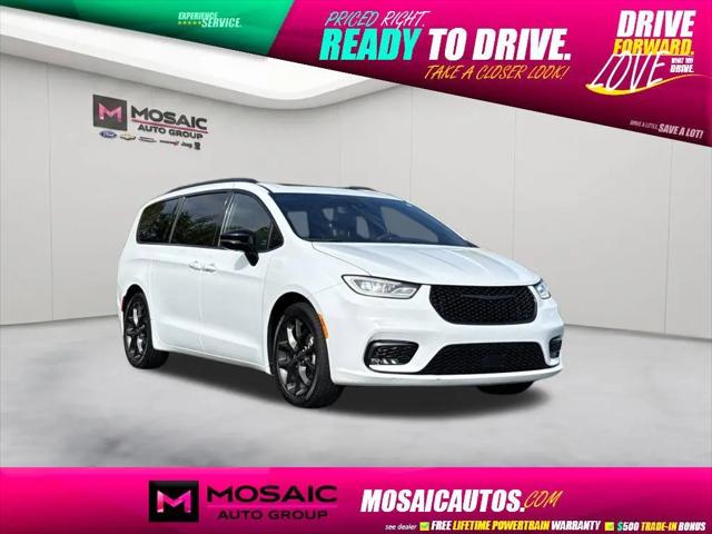 2025 Chrysler Pacifica Limited for sale in Zumbrota, MN