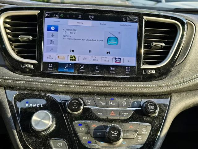 2025 Chrysler Pacifica Select