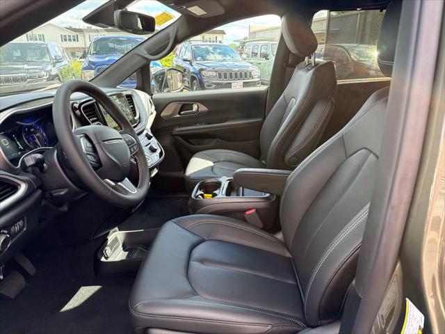 2027 Chrysler Pacifica Select AWD