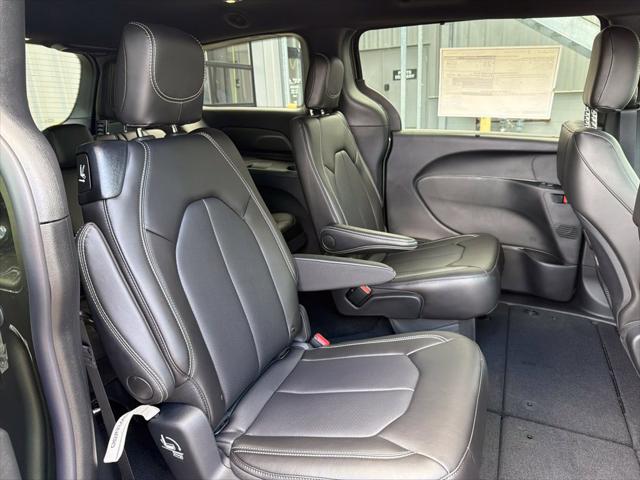 2027 Chrysler Pacifica Select AWD