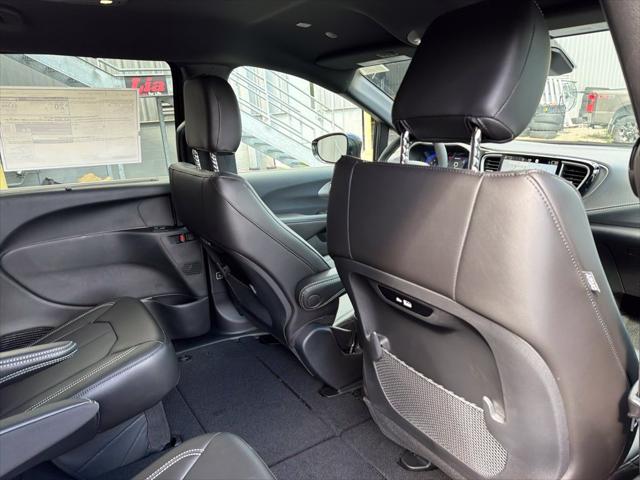 2027 Chrysler Pacifica Select AWD