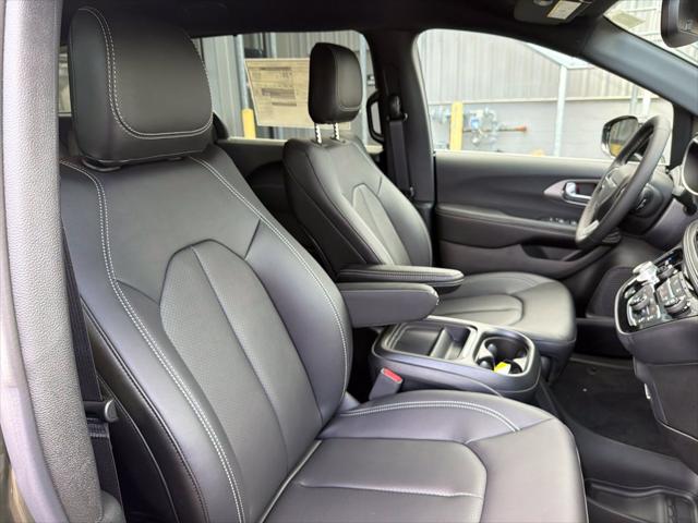 2027 Chrysler Pacifica Select AWD