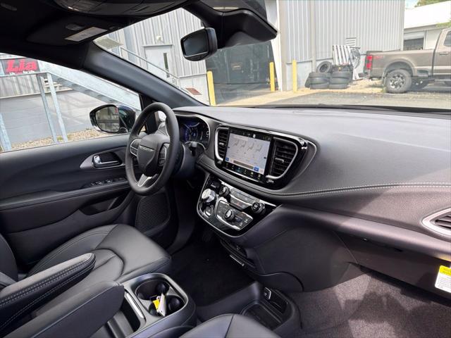 2027 Chrysler Pacifica Select AWD