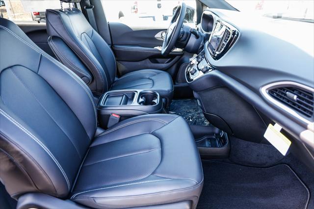 2027 Chrysler Pacifica LX