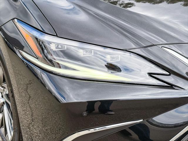 2025 Lexus ES 300h Luxury