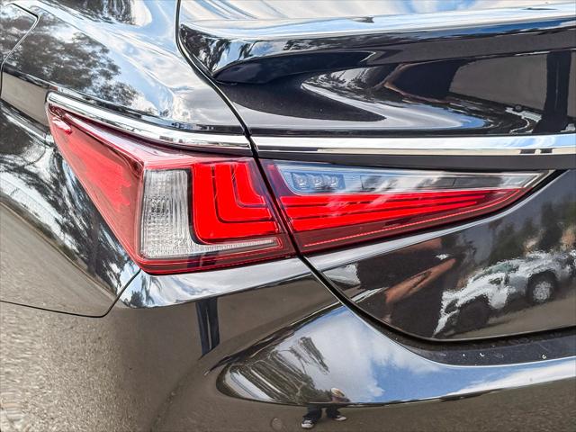 2025 Lexus ES 300h Luxury