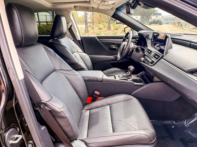 2025 Lexus ES 300h Luxury