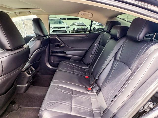 2025 Lexus ES 300h Luxury