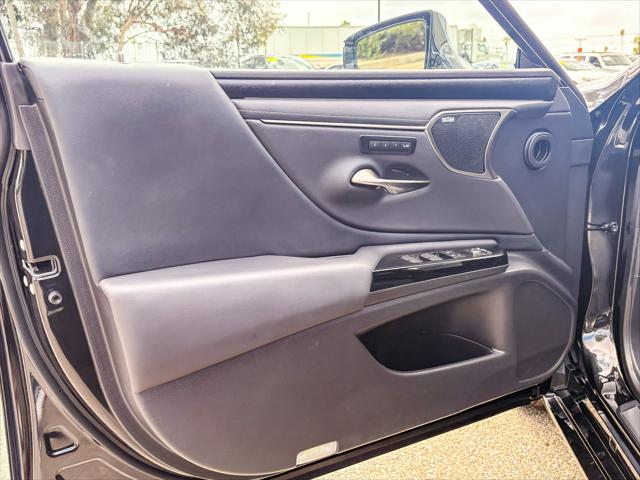 2025 Lexus ES 300h Luxury