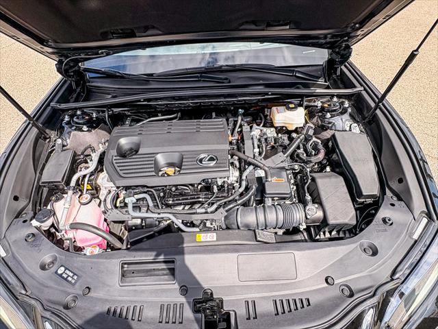 2025 Lexus ES 300h Luxury