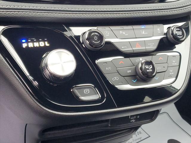 2027 Chrysler Pacifica Select