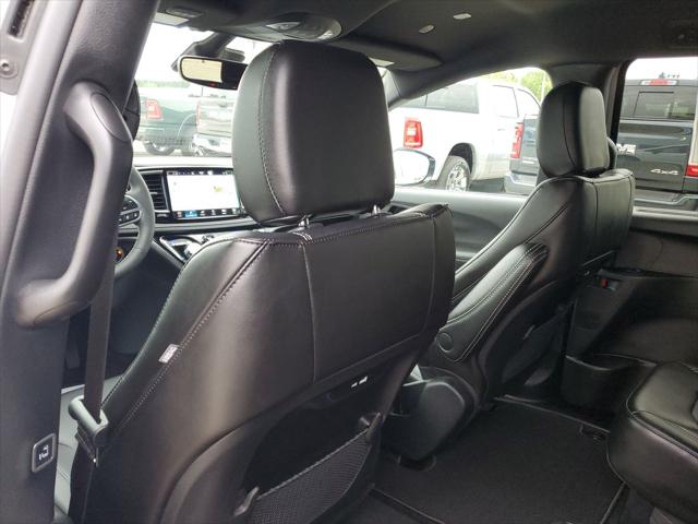 2027 Chrysler Pacifica Select