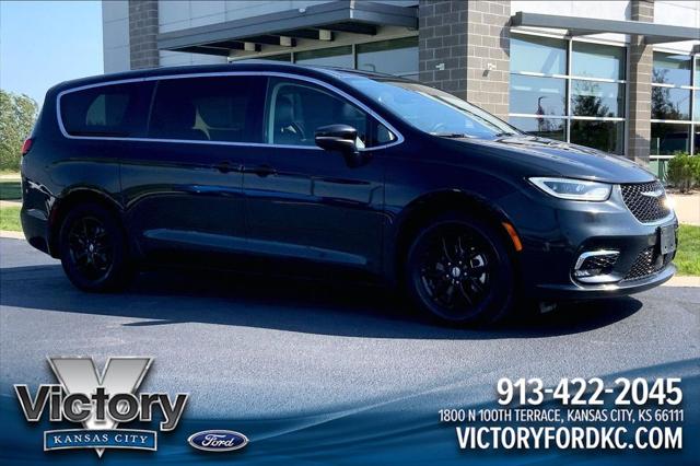 2023 Chrysler Pacifica Touring L for sale in Kansas City, KS