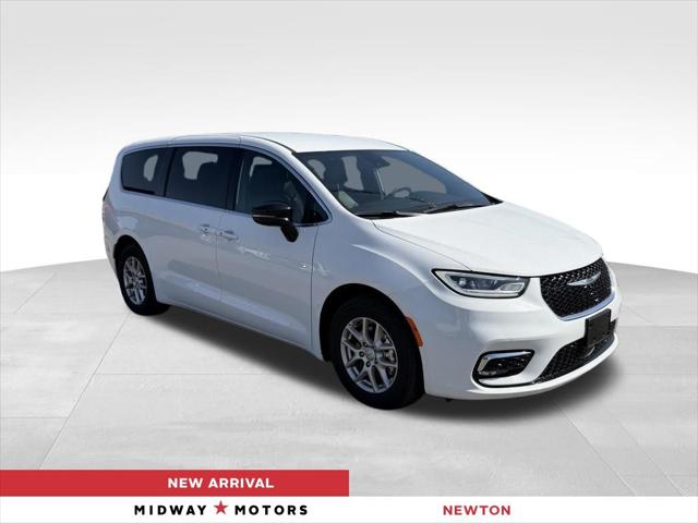 2025 Chrysler Pacifica Select for sale in Newton, KS
