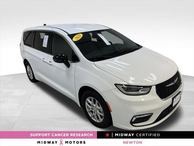 2025 Chrysler Pacifica Select for sale in Newton, KS