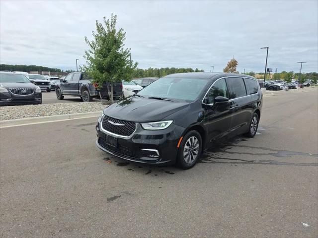 2023 Chrysler Pacifica Hybrid Touring L for sale in Flint, MI