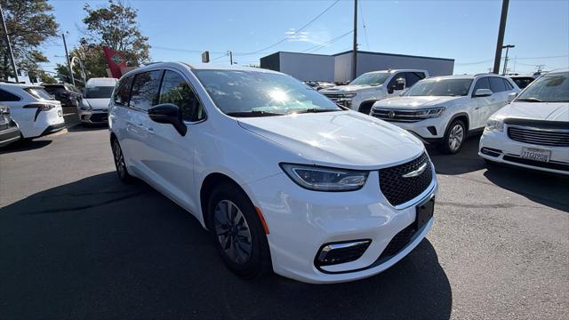 2024 Chrysler Pacifica Hybrid Select