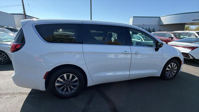 2024 Chrysler Pacifica Hybrid Select