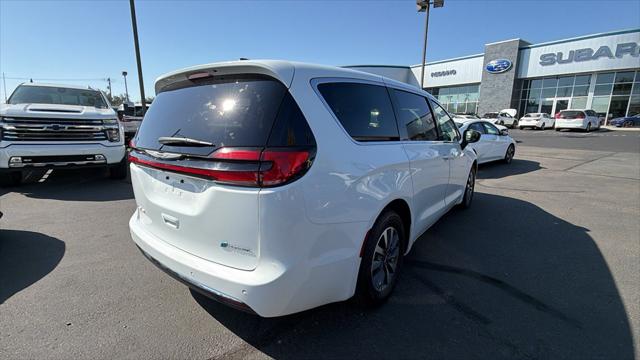 2024 Chrysler Pacifica Hybrid Select