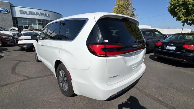 2024 Chrysler Pacifica Hybrid Select