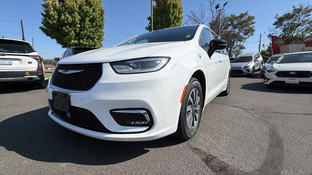 2024 Chrysler Pacifica Hybrid Select