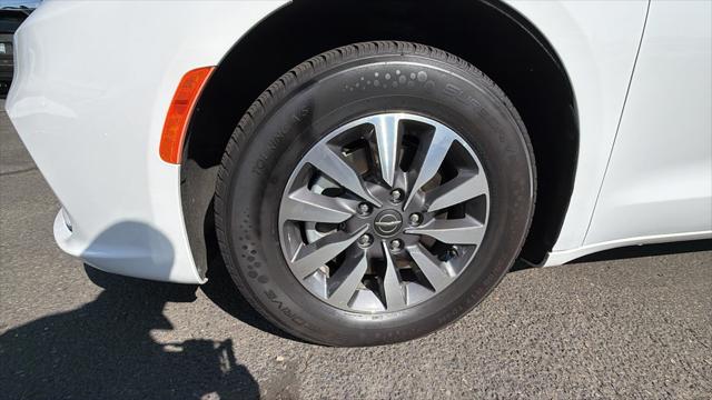 2024 Chrysler Pacifica Hybrid Select